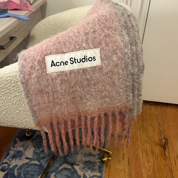 Acne Studios wool mohair scarf in dusty rose - Picture 3 of 4